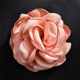 broche rose corail fond noir