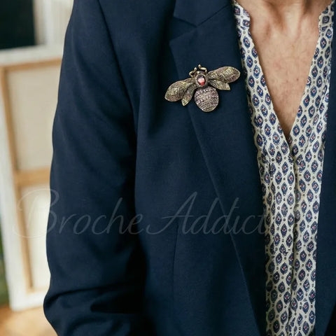 broche-abeille-rouge-vintage-vetement-zoom