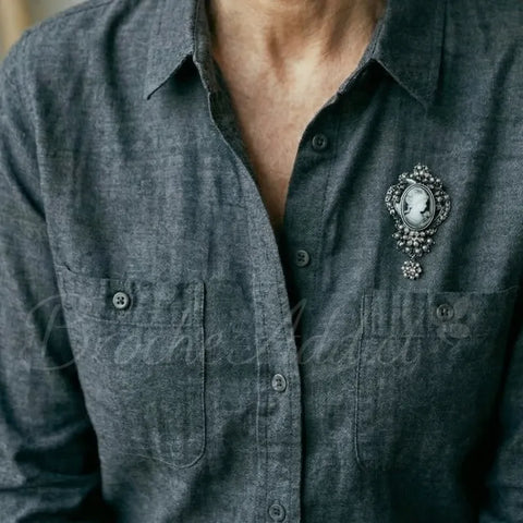 broche-camee-deesse-souveraine-vetement-zoom