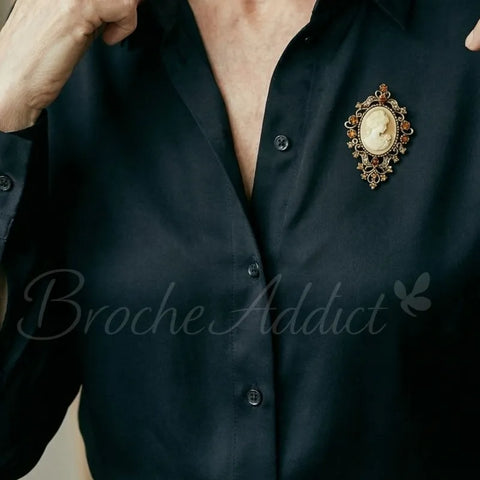 broche-camee-duchesse-vetements-zoom