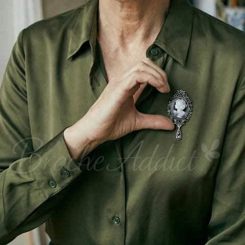 broche-camee-noblesse-argentee-vetement-zoom