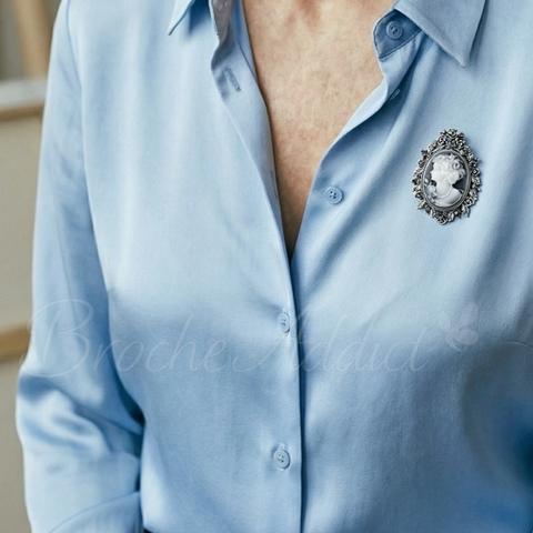 broche-camee-sobriete-argentee-vetement-zoom