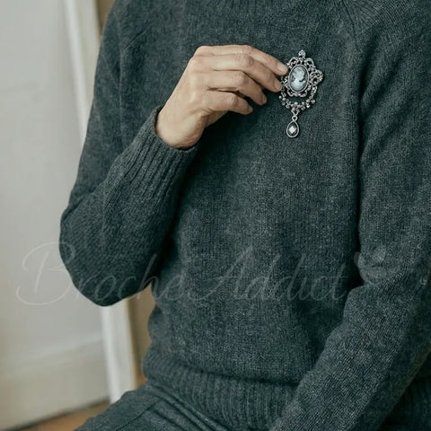 broche-camee-vintage-elegante-vetement-zoom