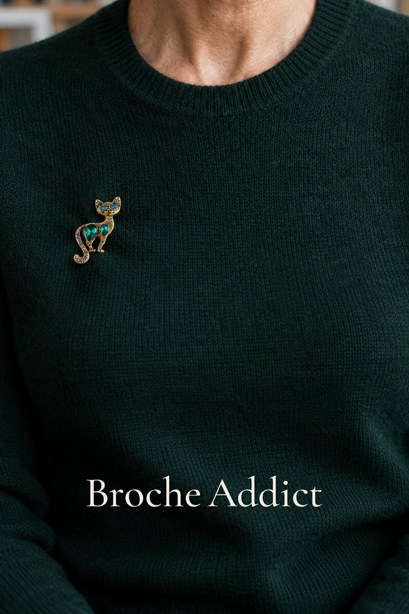 Broche Chat Doré Perlé portée sur un pull vert foncé