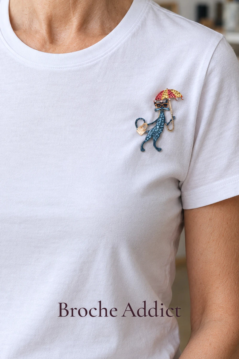 Broche Chat Mary Poppins bleue portée sur un t-shirt blanc