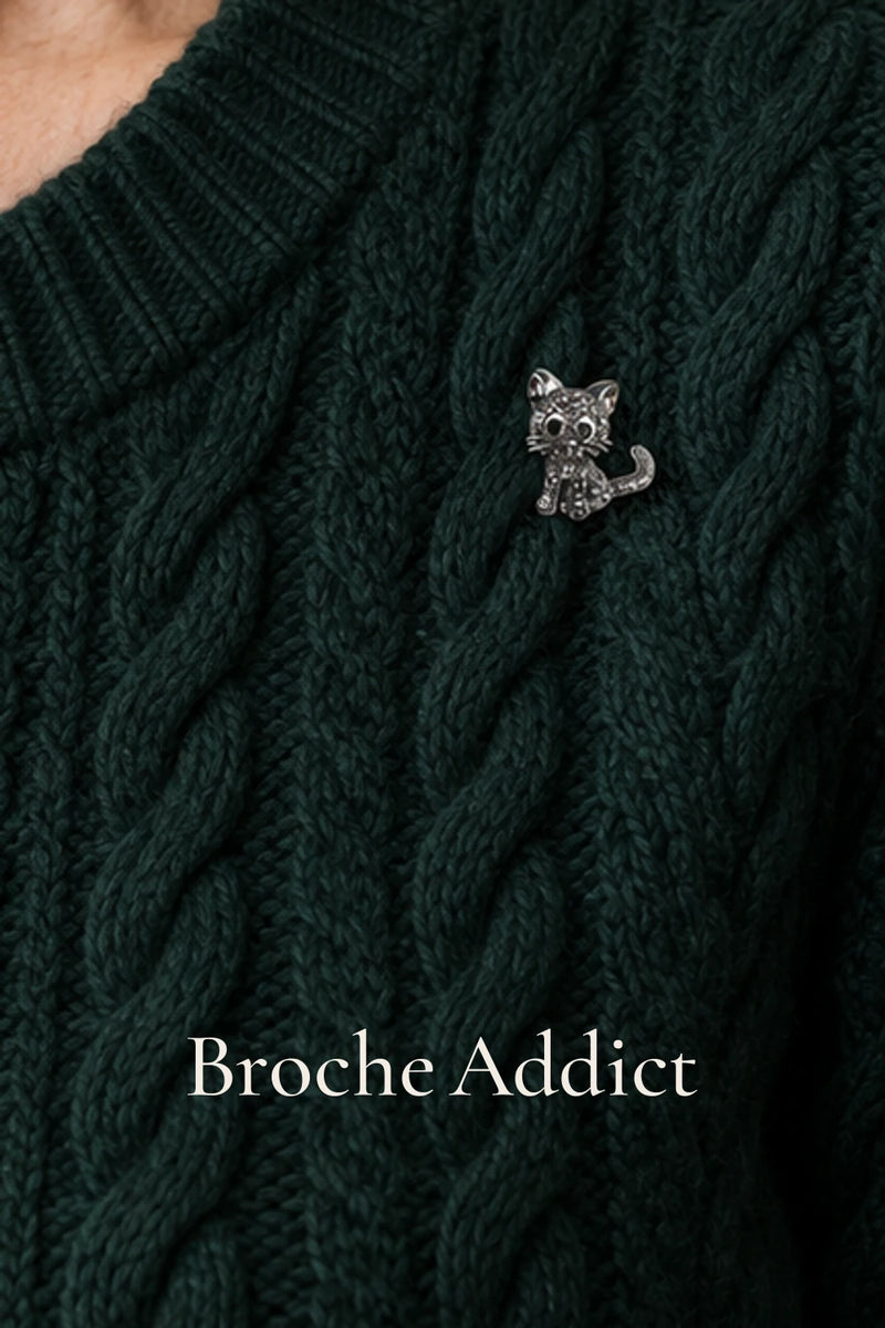 Broche Chat Vintage portée sur un pull vert foncé