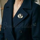 broche-fleur-rose-blanche-vetement-zoom