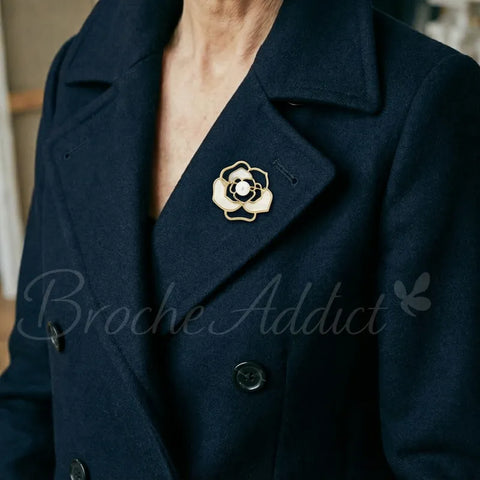 broche-fleur-rose-blanche-vetement-zoom