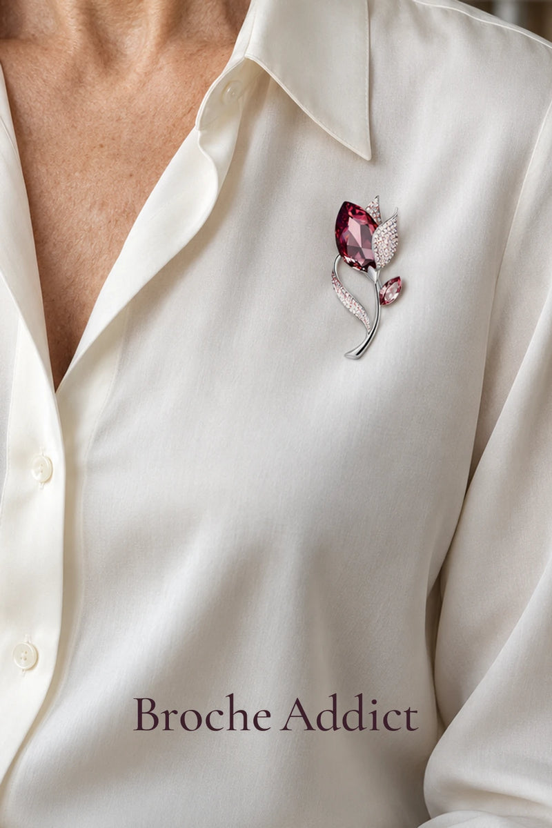 Broche Fleur Rose Crystal rouge portée sur un chemisier blanc