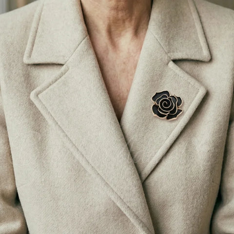 broche-fleur-rose-noire-vetement-zoom