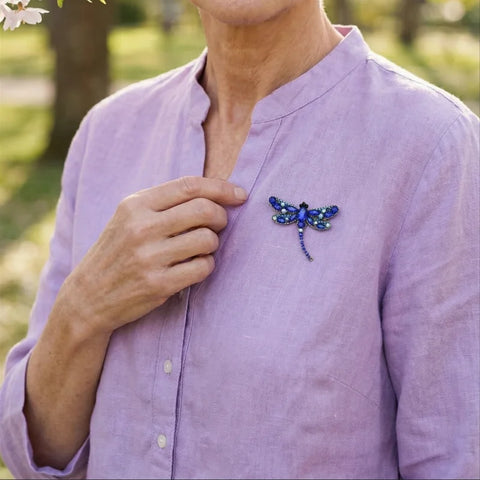 broche-libellule-bleu-electrique-vetement-zoom