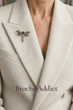 Broche Libellule Vintage portée sur une veste crème