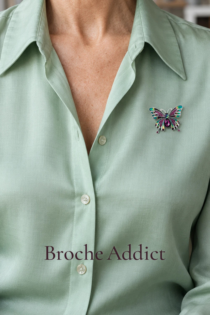 Broche Papillon Quantum Space portée sur une chemise vert sauge
