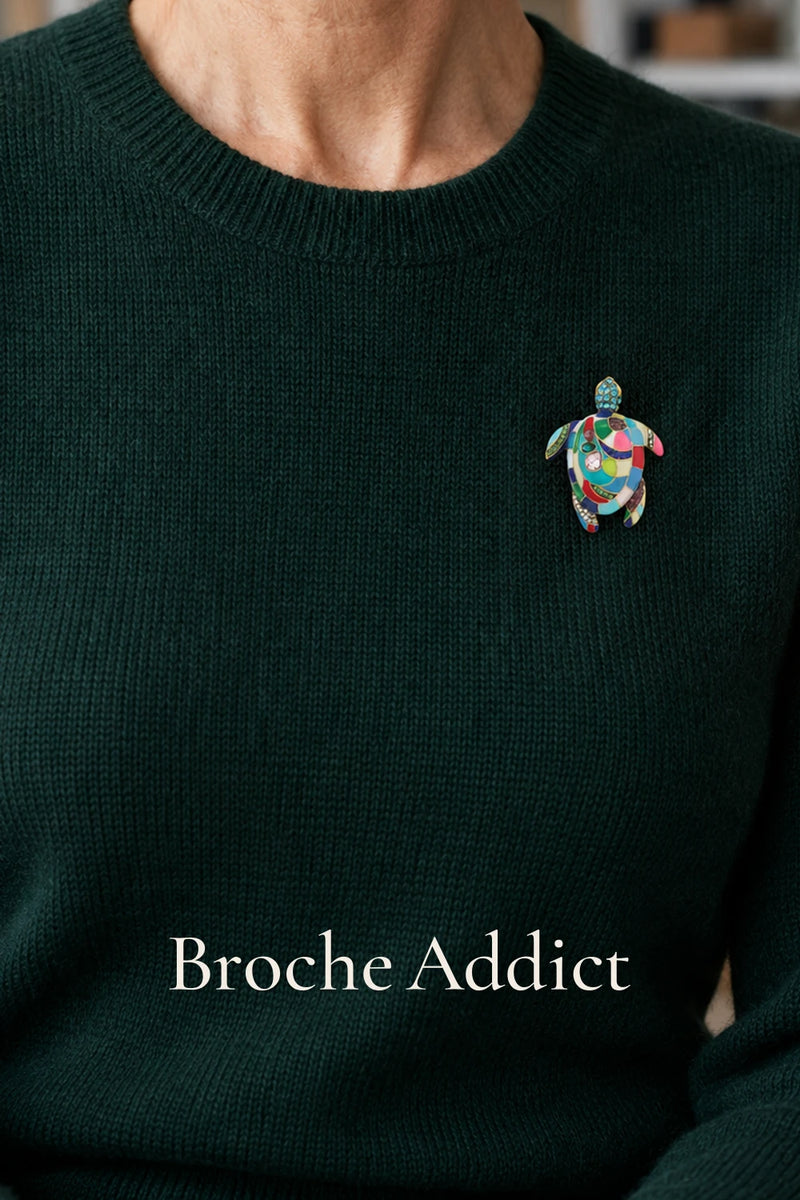 Broche Tortue Mosaïque portée sur un pull vert foncé
