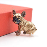 Broche chien carlin d'amour fond rouge