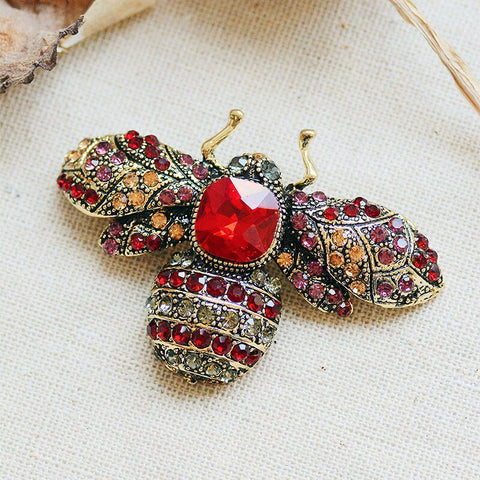 Broche Abeille Rouge Vintage fond clair