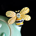 broche abeille dorée fond noir