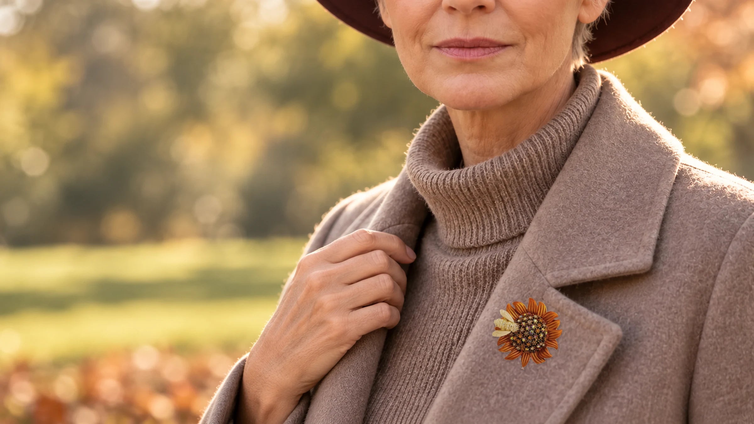 Femme portant une broche abeille tournesol brune sur une veste dans une ambiance automnale